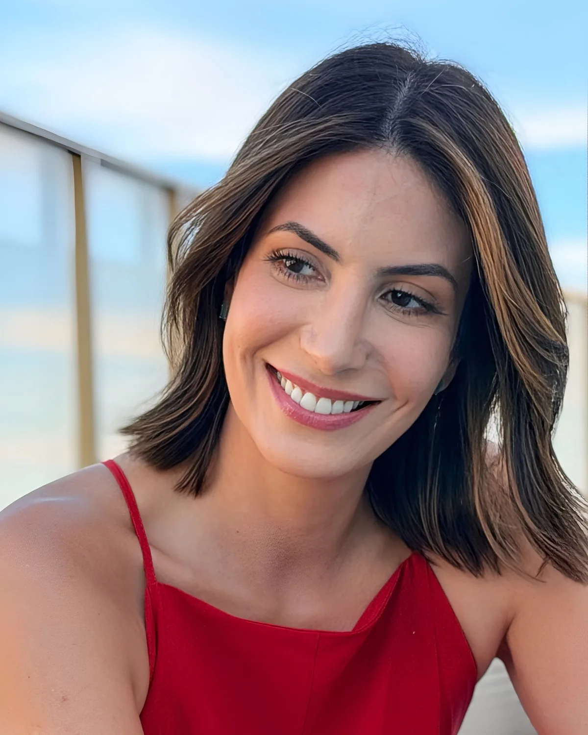 Fernanda Ciprianno apresentando, em ambiente externo