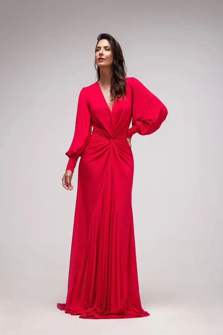 Fernanda Ciprianno em vestido vermelho, retrato de estúdio